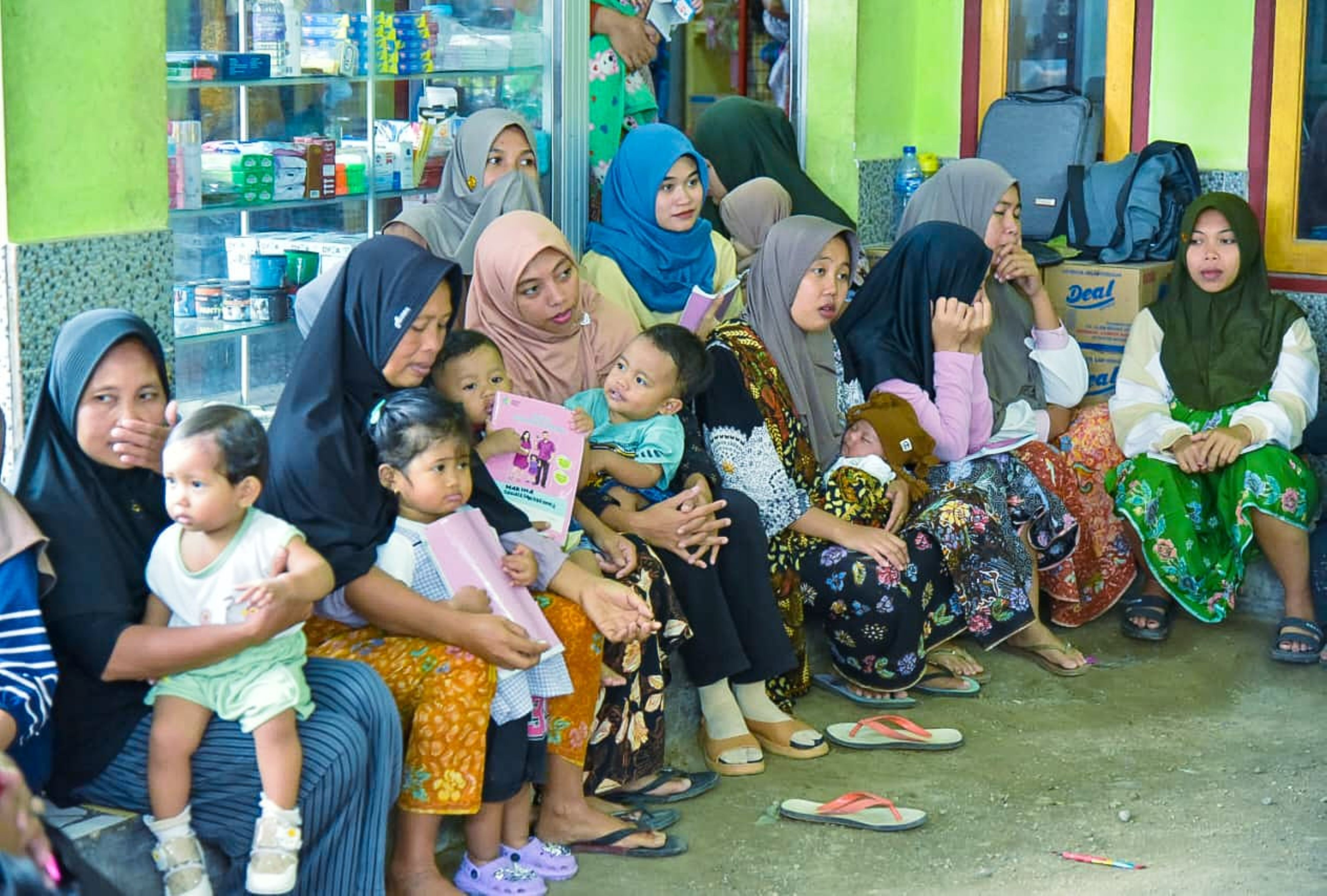 Sejumlah ibu dan anak menghadiri kegiatan pelayanan dan kesehatan di Posyandu Dusun Lantan Duren, Desa Lantan, Batukliang Utara, Lombok Tengah. 