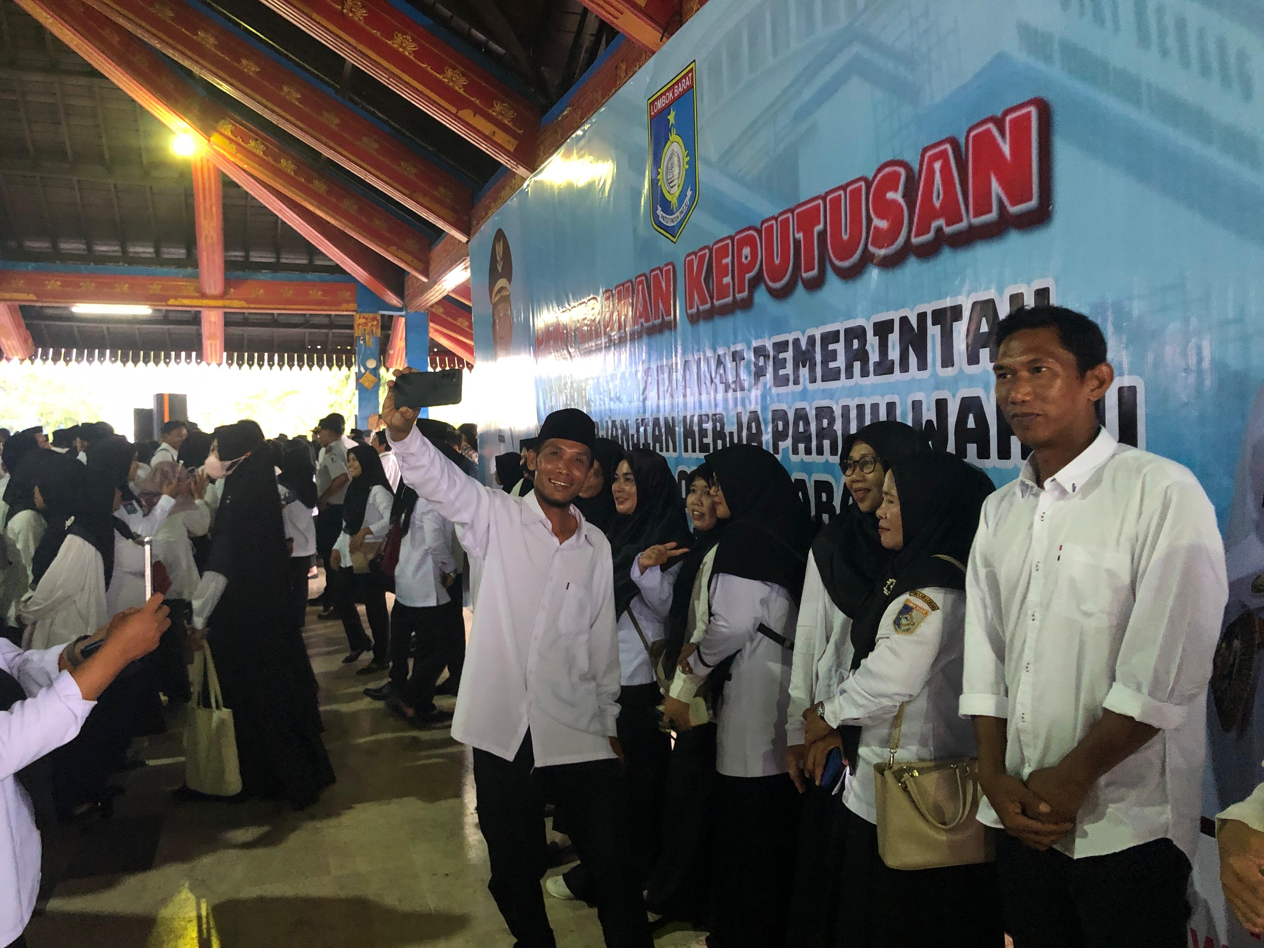 HARUS PROFESIONAL: Para PPPK Paro waktu Lombok Barat saat menerima SK beberapa waktu lalu di Bencingah Agung kantor bupati.