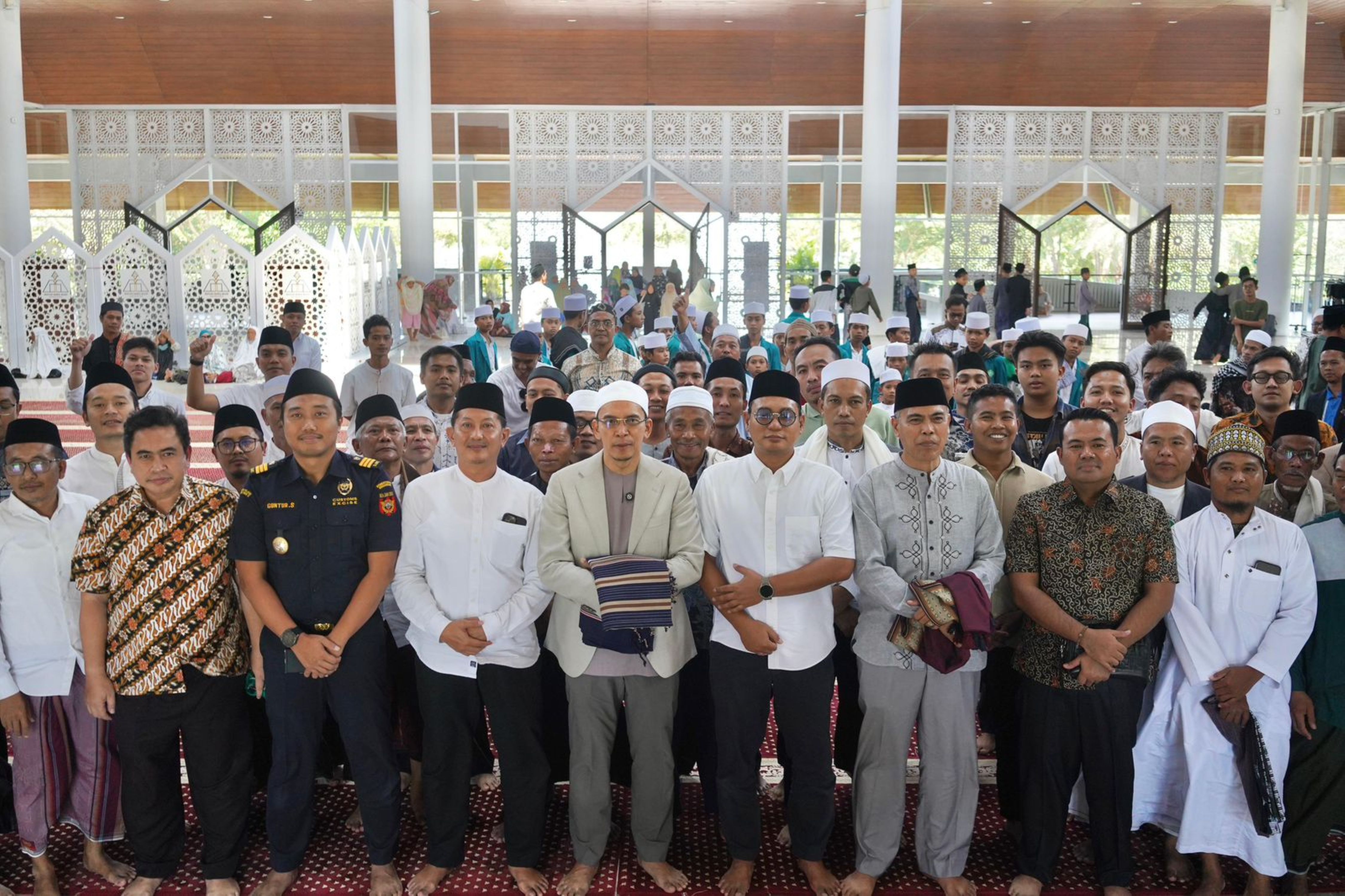  TABLIGH AKBAR: TGB Muhammad Zainul Majdi berfoto bersama jajaran ITDC The Mandalika dan ratusan jamaah usai tabligh akbar di Masjid Nurul Bilad, Desa Kuta, Pujut, Lombok Tengah, Jumat (6/3).