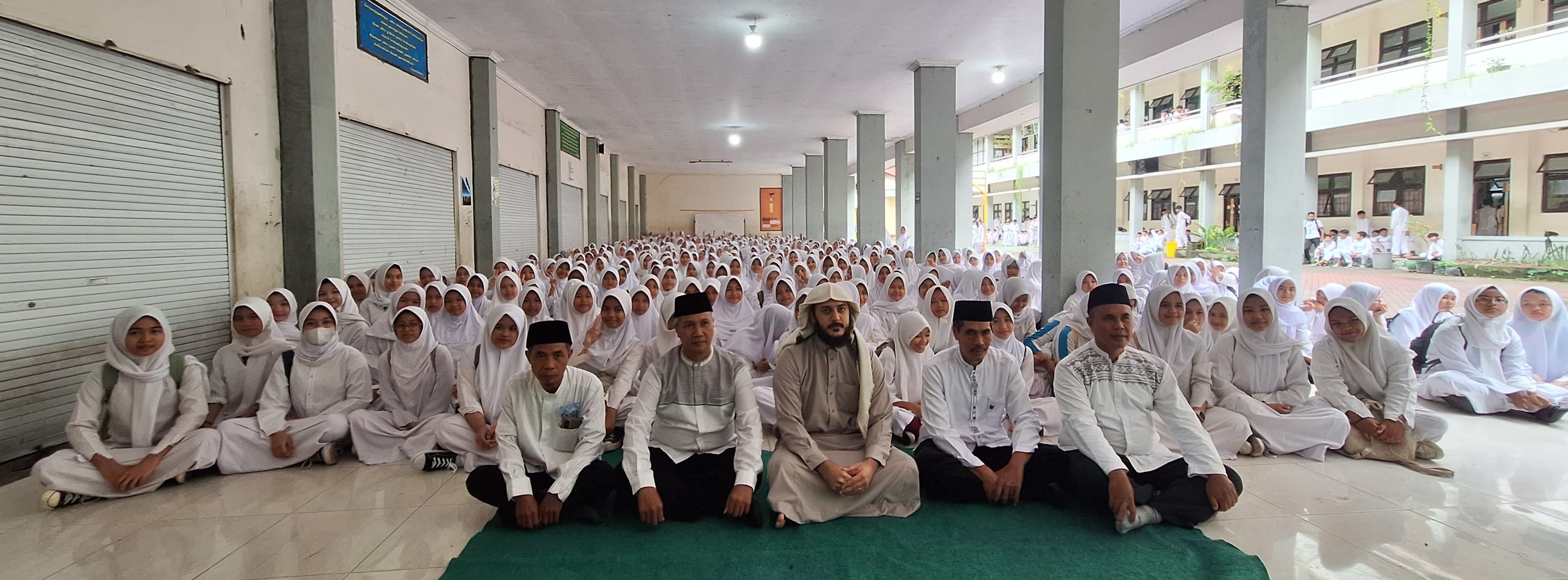Syekh Abdullah Jaber foto bersama guru dan siswa usai memberikan tausiah di SMPN 6 Mataram, belum lama ini.
