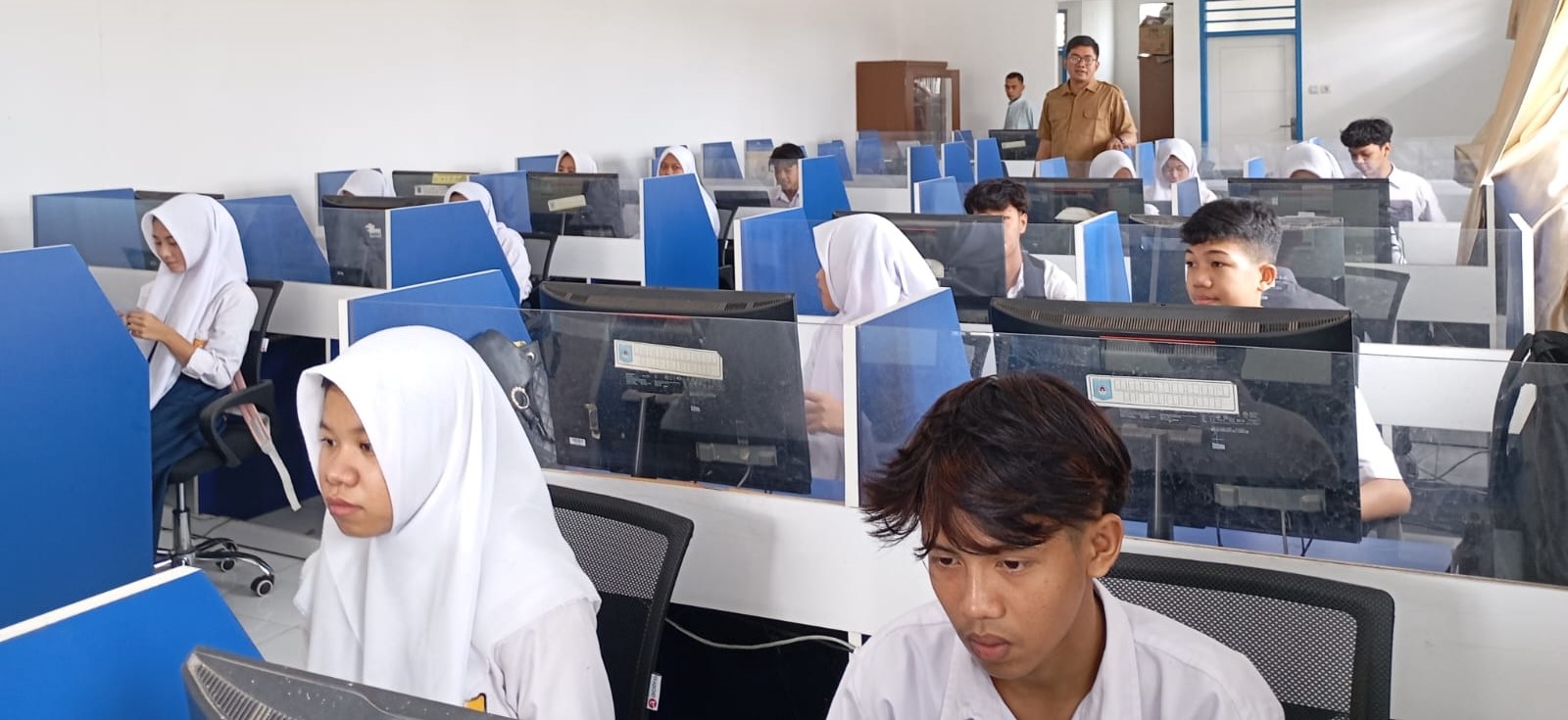 Siswa SMPN 19 Mataram melaksanakan gladi TKA di sekolah setempat, Senin (9/3). Gladi TKA berjalan lancar, sekolah siapkan komputer, jaringan internet, simulasi dan pengayaan untuk kesiapan siswa.