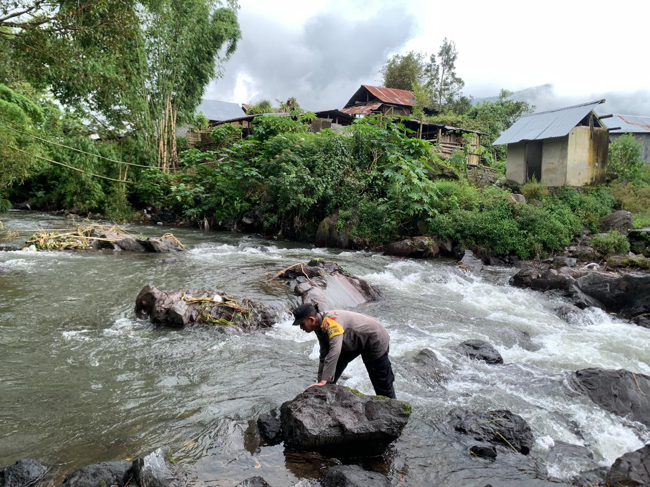 Tim kepolisian dari Polsek Sembalun saat mencari anak hilang di Sembalun