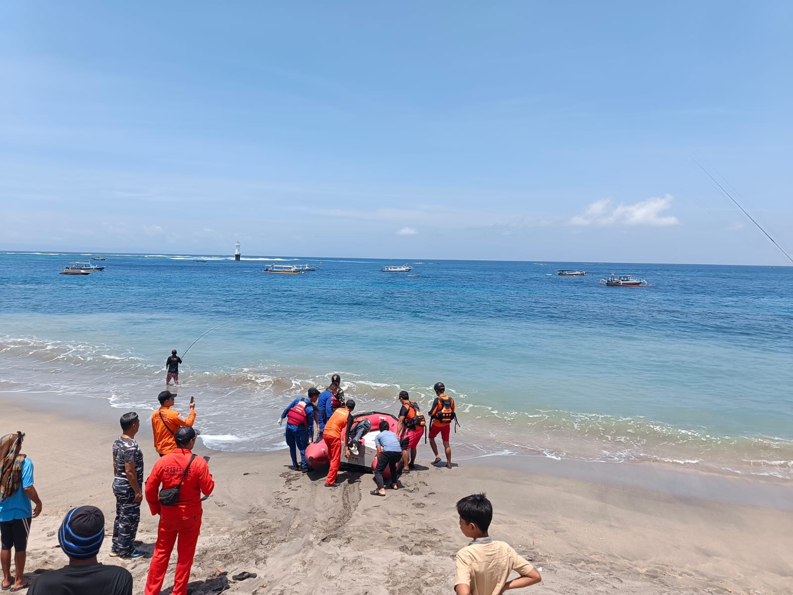 EVAKUASI: Polsek Batulayar Polres Lobar dan tim SAR saat mengevakuasi jasad yang ditemukan di perairan Senggigi, Minggu (8/3).