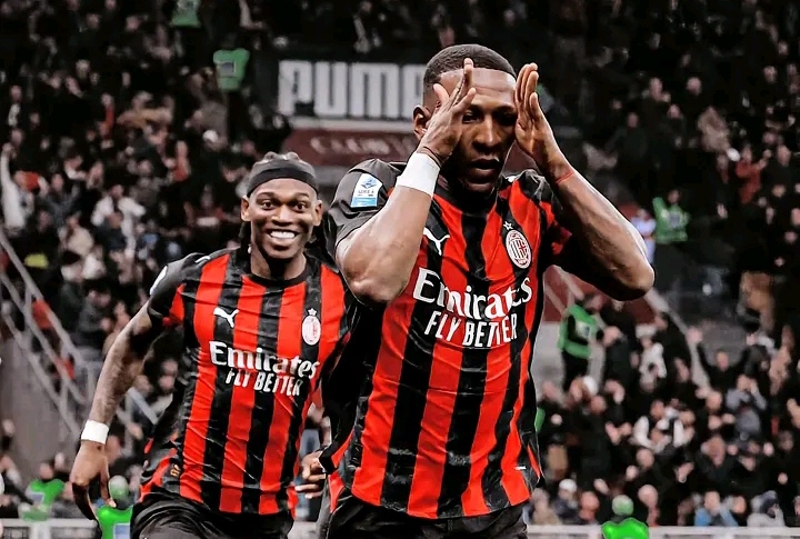 Selebrasi gol Pervis Estupinan dalam laga AC Milan vs Inter Milan. 