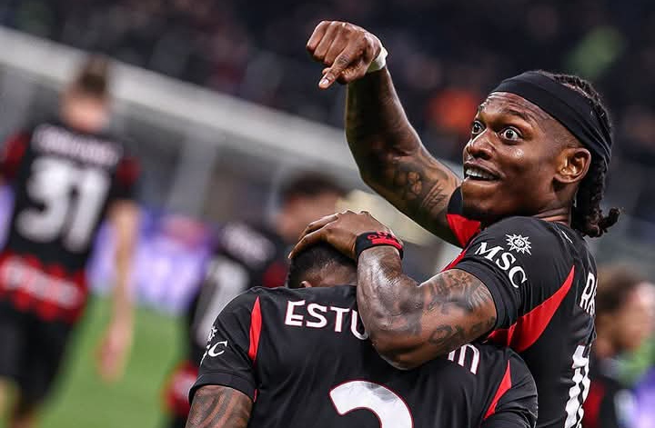 Rafael Leao memeluk Pervis Estupinan, pencetak gol AC Milan dalam laga kontra Inter Milan. 