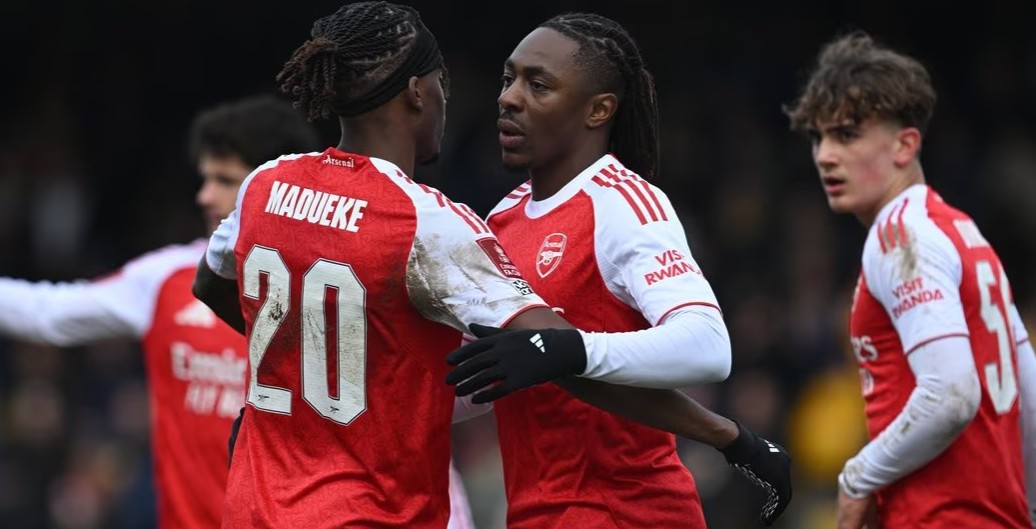 Pemain Arsenal saat merayakan gol melawan Mansfield Town .