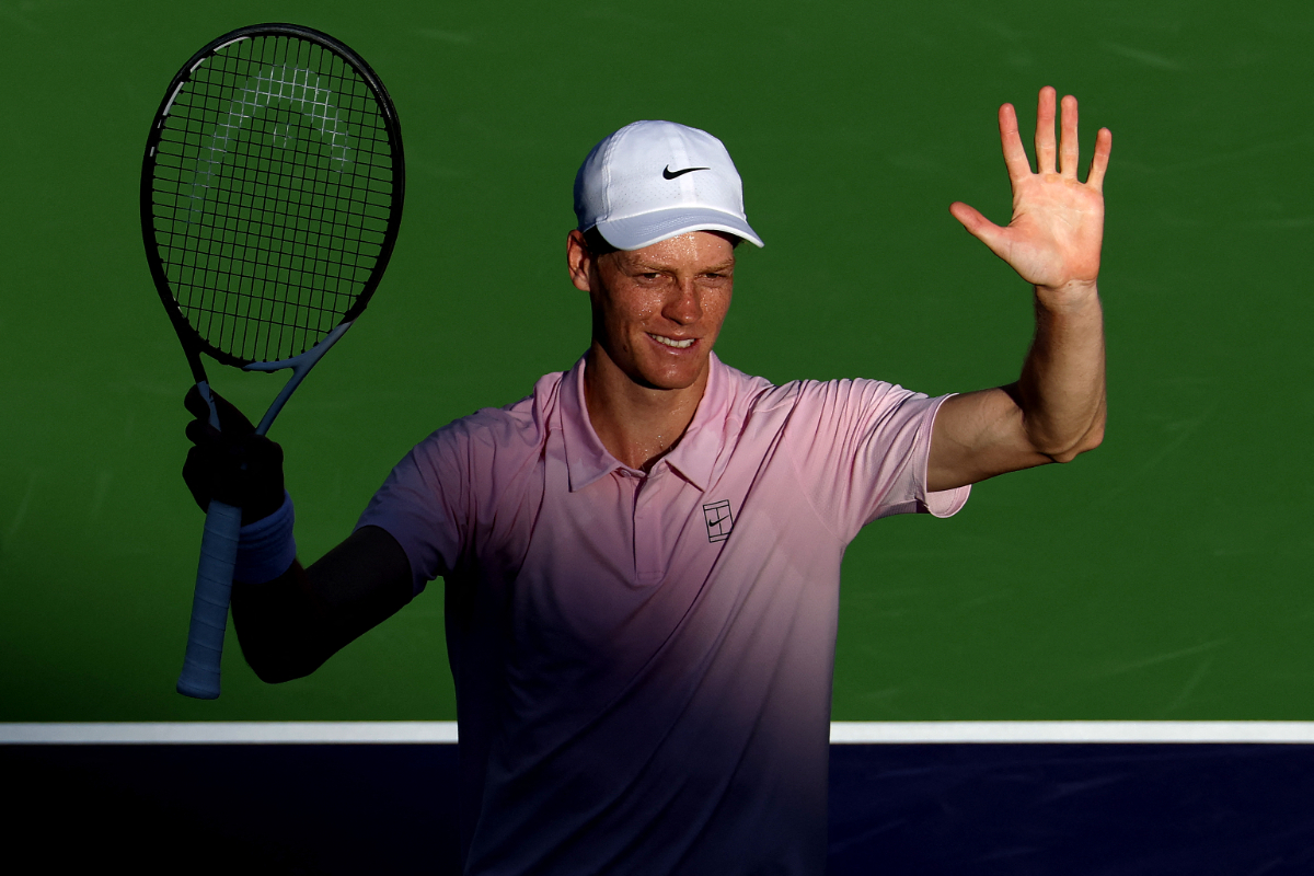 Jannik Sinner kalahkan Denis Shapovalov 6-3, 6-2 di Indian Wells 2026. Petenis nomor dua dunia melaju ke babak keempat dan bidik gelar perdana.