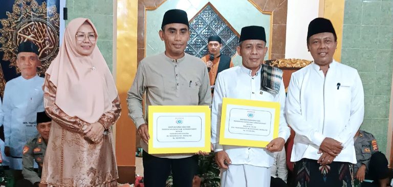 Bupati KSB Amar Nurmansyah (kanan) didampingi Wabup Hanipah berfoto bersama usai penyerahan bantuan di Masjid Darussalam, Desa Kalimantong, Kecamatan Brang Ene, beberapa hari lalu.
