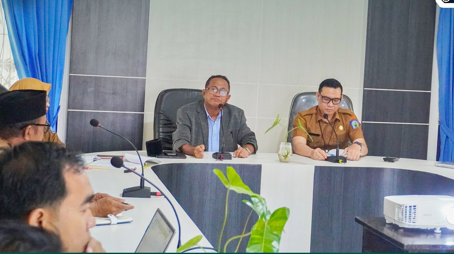 Kepala Dislutkan NTB Muslim (tengah) saat memimpin Rapat Finalisasi Ranpergub tentang Sanksi Administratif dan Penyelesaian Sengketa.