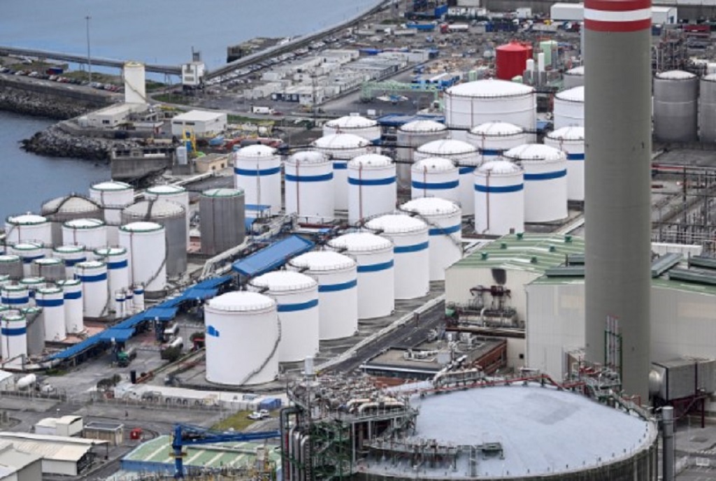 TERANCAM NAIK. Pabrik regasifikasi Bizkaia Bay Gas (BBG) di kota Zierbena, Basque Spanyol, kemarin (9/3). Akibat perang Iran vs AS-Israel, pasokan gas ke sejumlah negara juga tersendat.