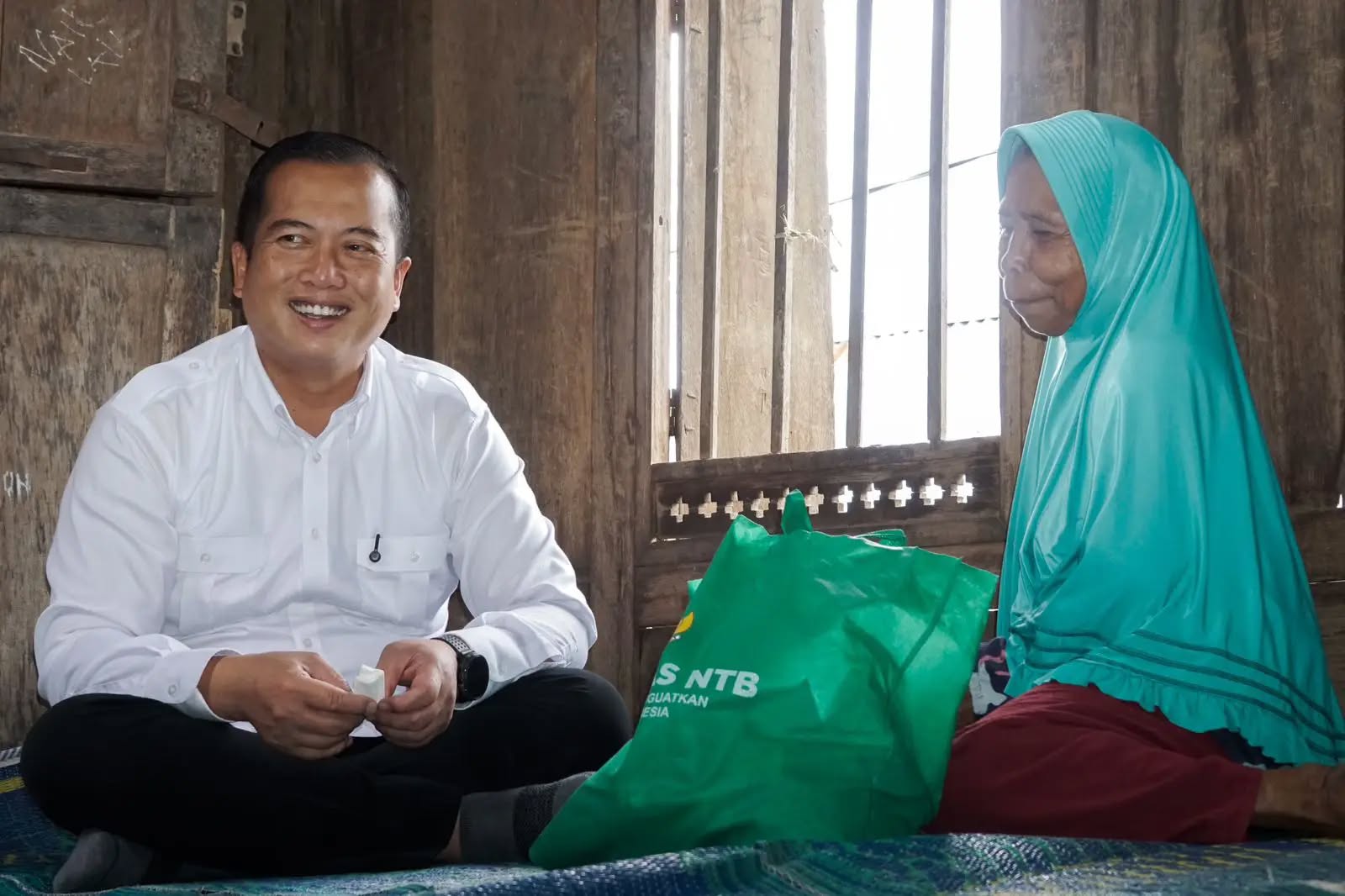 Gubernur NTB Lalu Muhamad Iqbal (kiri) berbincang dengan salah satu warga Desa Donggo, Kabupaten Bima, belum lama ini.