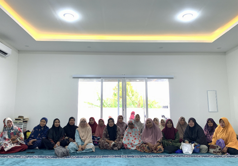 Ibu ibu yang mengikuti belajar quran di masjid jalan cahaya