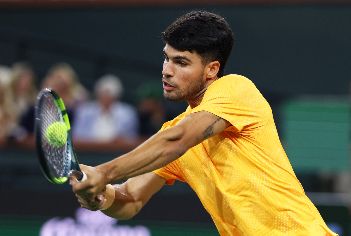Carlos Alcaraz bangkit dari ketertinggalan untuk kalahkan Arthur Rinderknech di Indian Wells 2026. Rekor sempurna Alcaraz musim ini berlanjut 14-0.