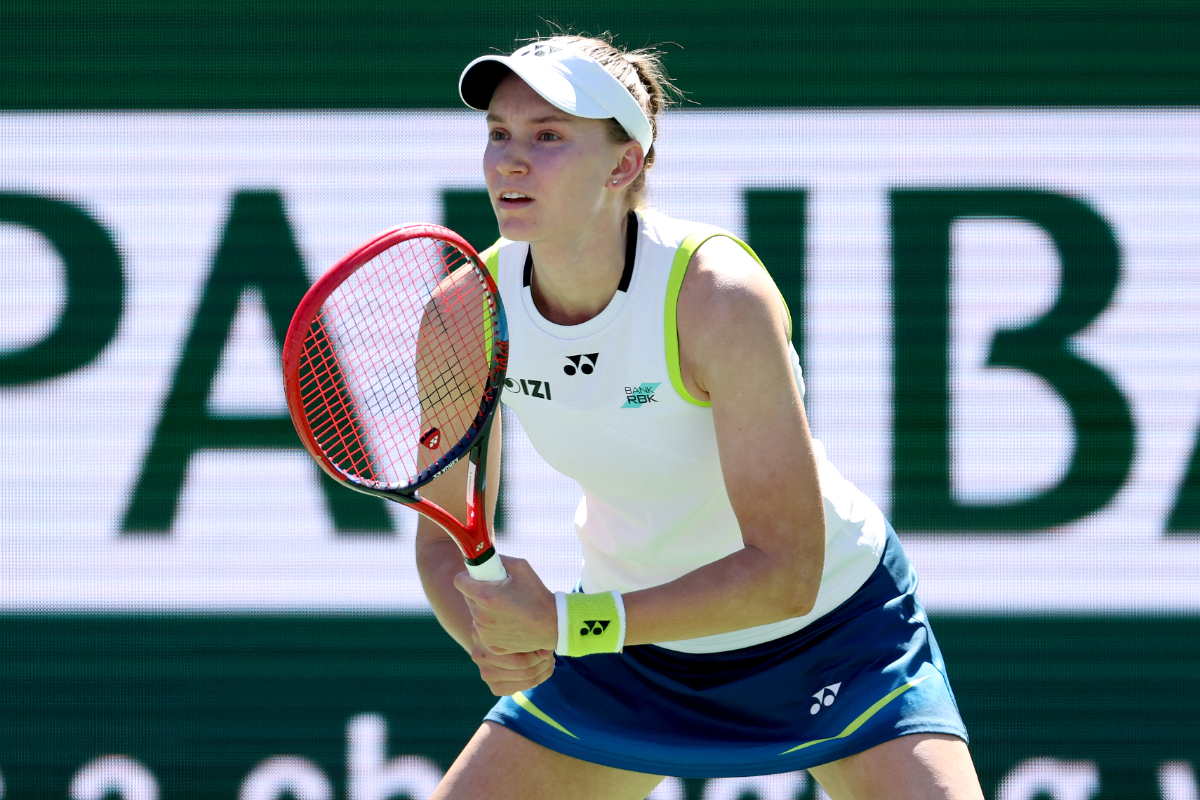 Elena Rybakina kalahkan Marta Kostyuk 6-4, 6-4 di Indian Wells 2026. Meski tertinggal, juara 2023 itu tetap melaju ke babak 16 besar.