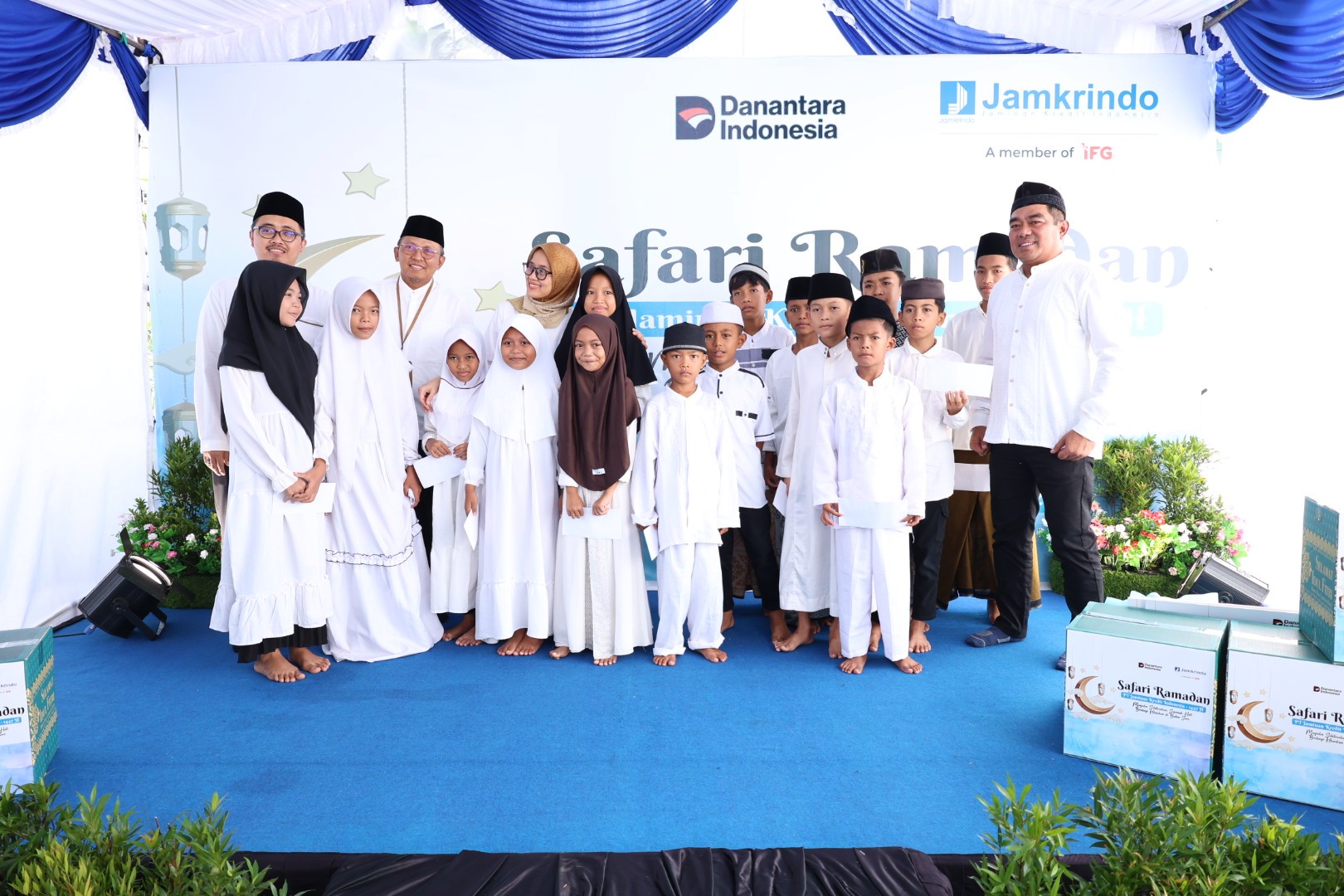 Direktur Keuangan dan Investasi PT Jamkrindo Alia Nur Fitri bersama anak yatim saat Safari Ramadan di Kota Mataram, Selasa (10/3).   