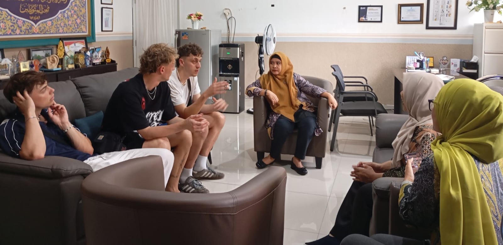 Mahasiswa Jerman saat berkunjung ke SMAN 3 Mataram, belum lama ini. Mahasiswa ini akan magang di SMAN 3 Mataram, perkuat jejaring pendidikan Internasional.  