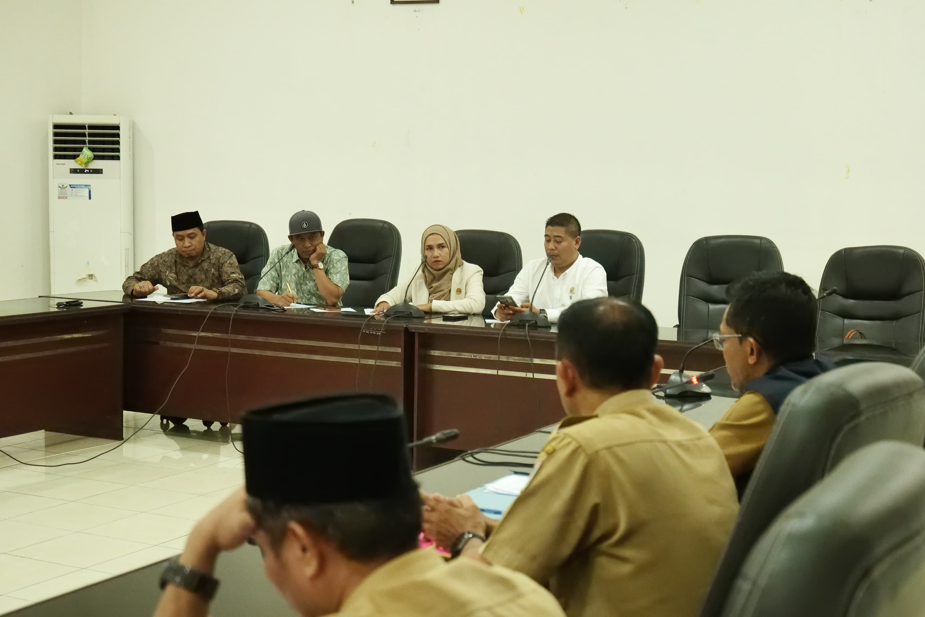 MINTA PENJELASAN: Komisi III DPRD Lombok Barat saat rapat dengar pendapat dengan Dinas Lingkungan Hidup Lombok Barat, Senin (9/3).  