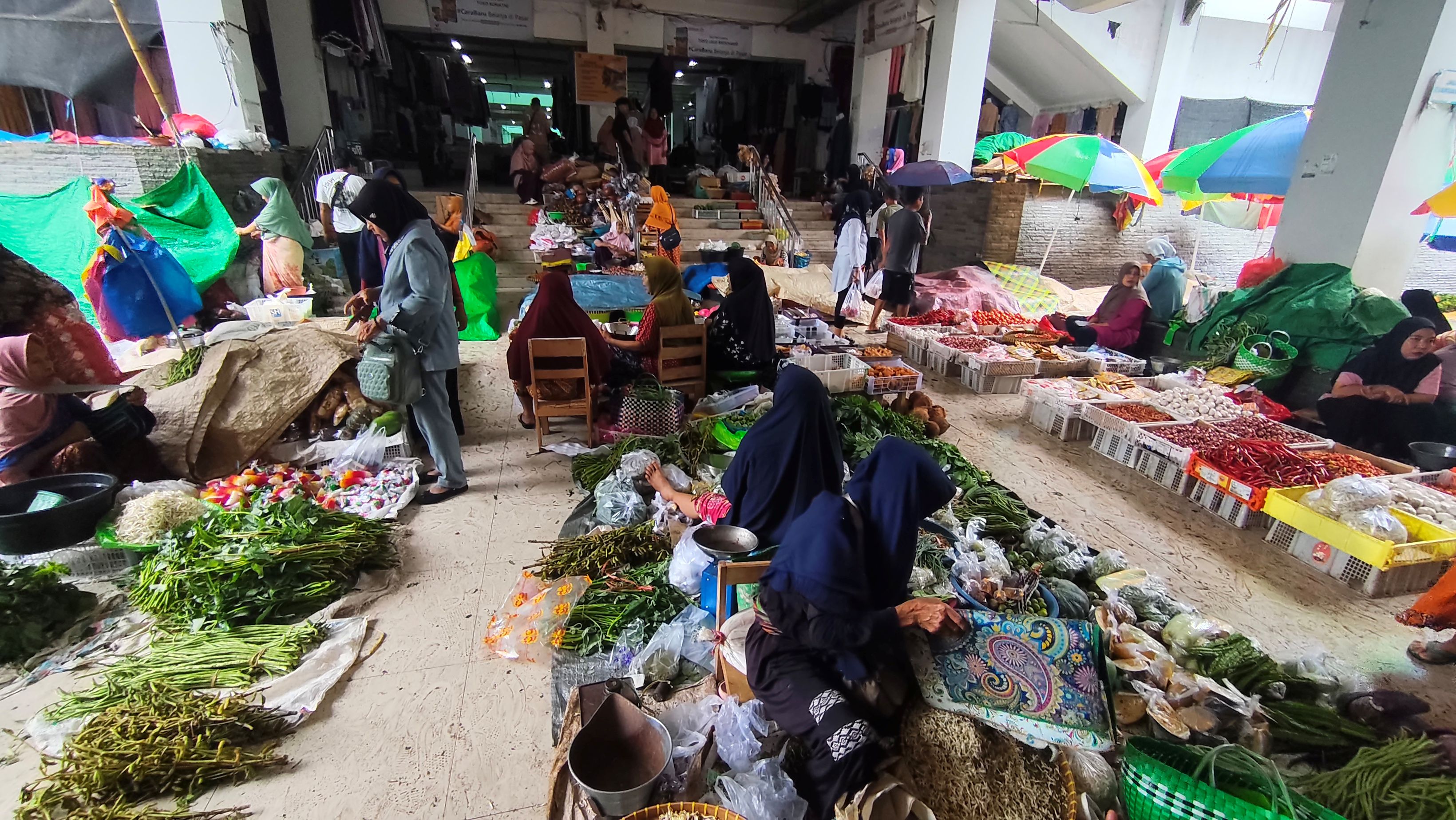 JELANG HARI RAYA: Sejumlah pedagang dan pembeli beraktivitas jual beli komoditas pangan di Pasar Renteng, Praya, Senin (9/3).