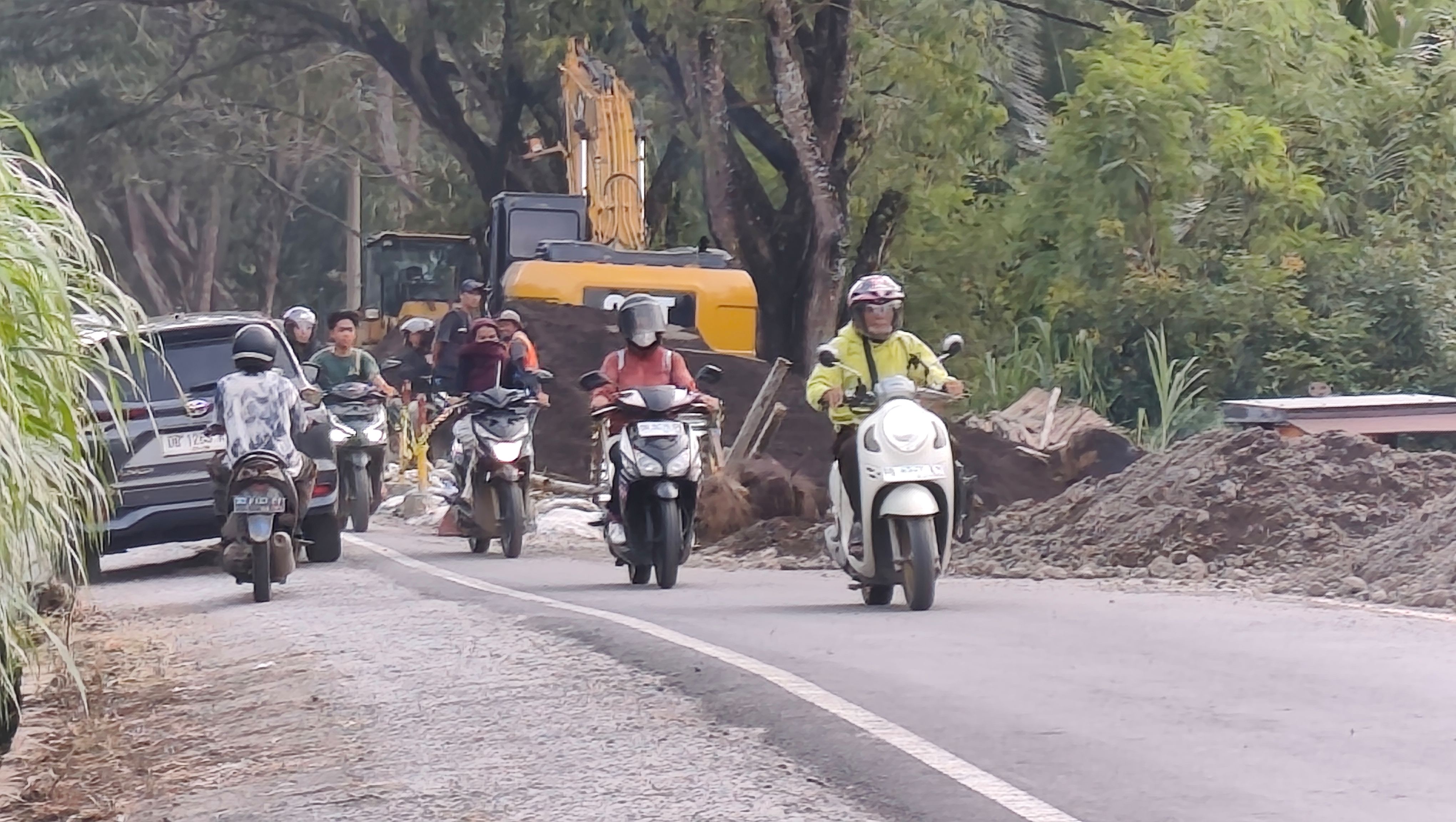 Sejumlah alat berat diturunkan untuk memperbaiki badan jalan raya wisata Kuta yang amblas akibat cuaca ekstrem, di Dusun Lengser, Desa Kuta, Lombok Tengah, pekan lalu. 