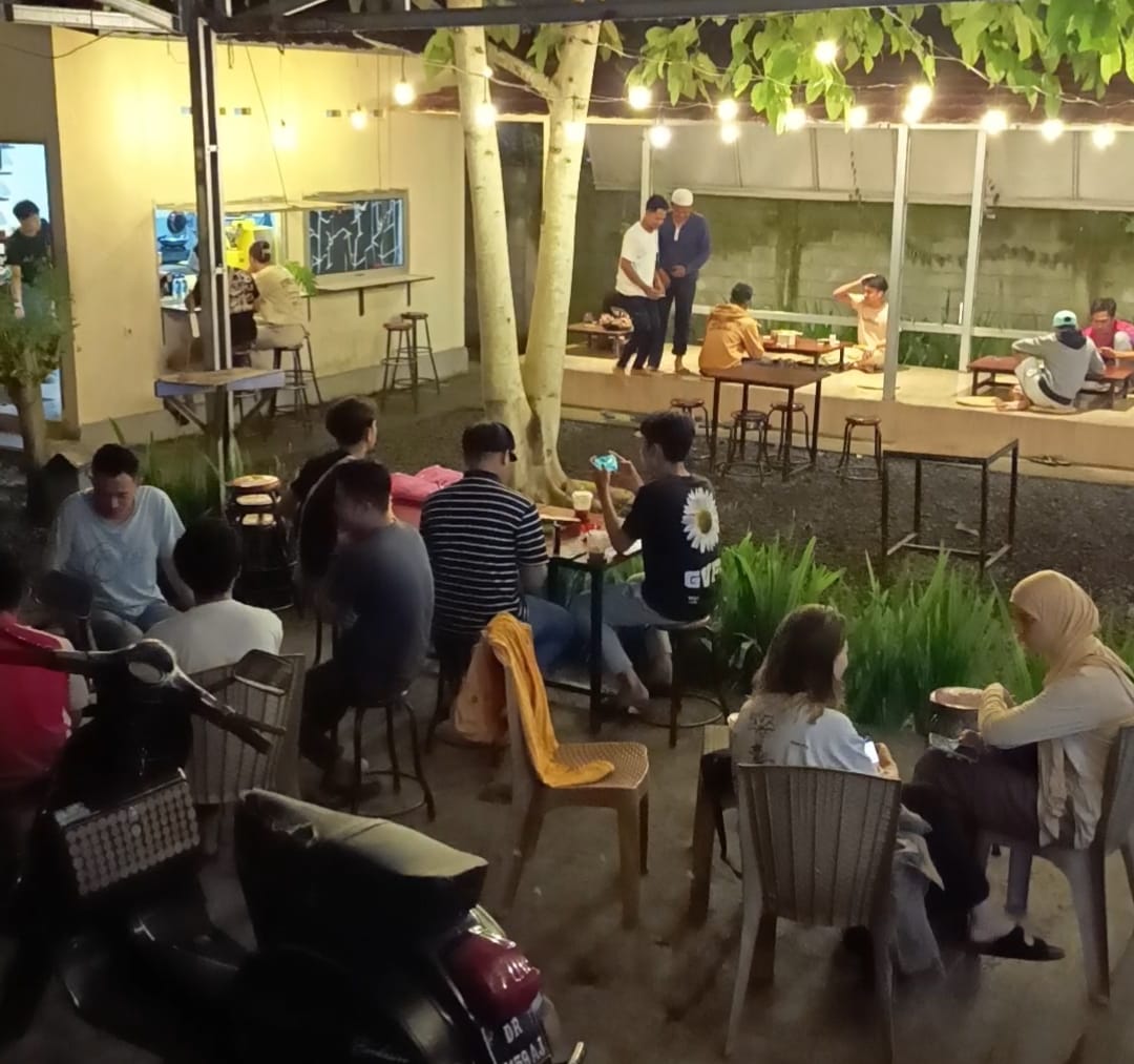 KOPI NIKMAT: Pengunjung menikmati sajian kopi di Link Coffee, Masbagik Utara, belum lama ini.