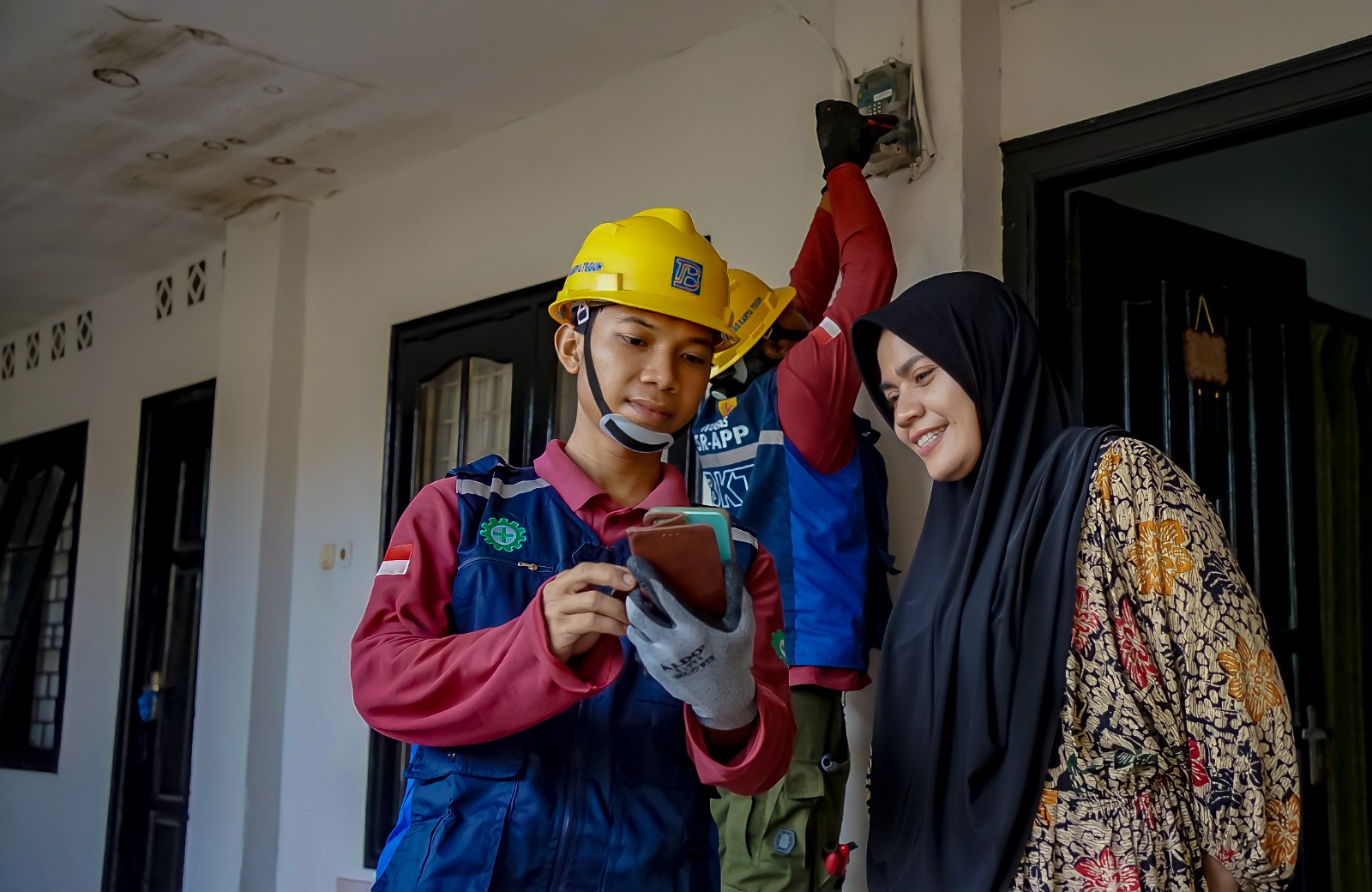 Salah seorang warga mendapat pelayanan penyambungan tambah daya listrik diskon 50 persen.