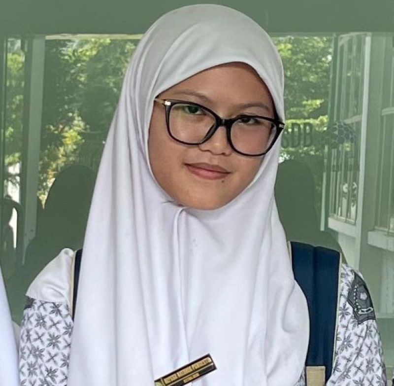 Alyssa Natania Pangestu, siswi MAN 1 Mataram belajar bahasa Inggris dari kartun, tanpa les.