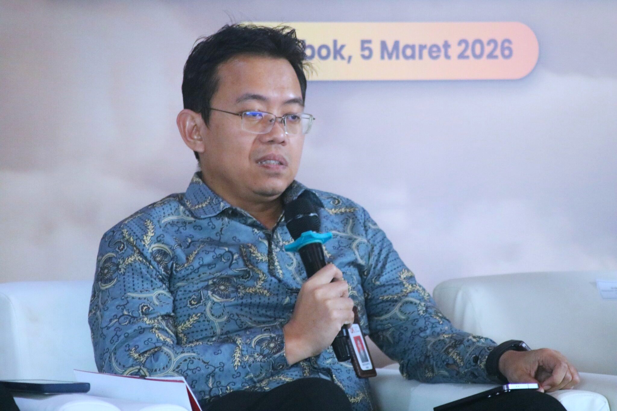 Kepala OJK NTB Rudi Sulistyo memberikan penjelasan terkait scam keuangan, belum lama ini.