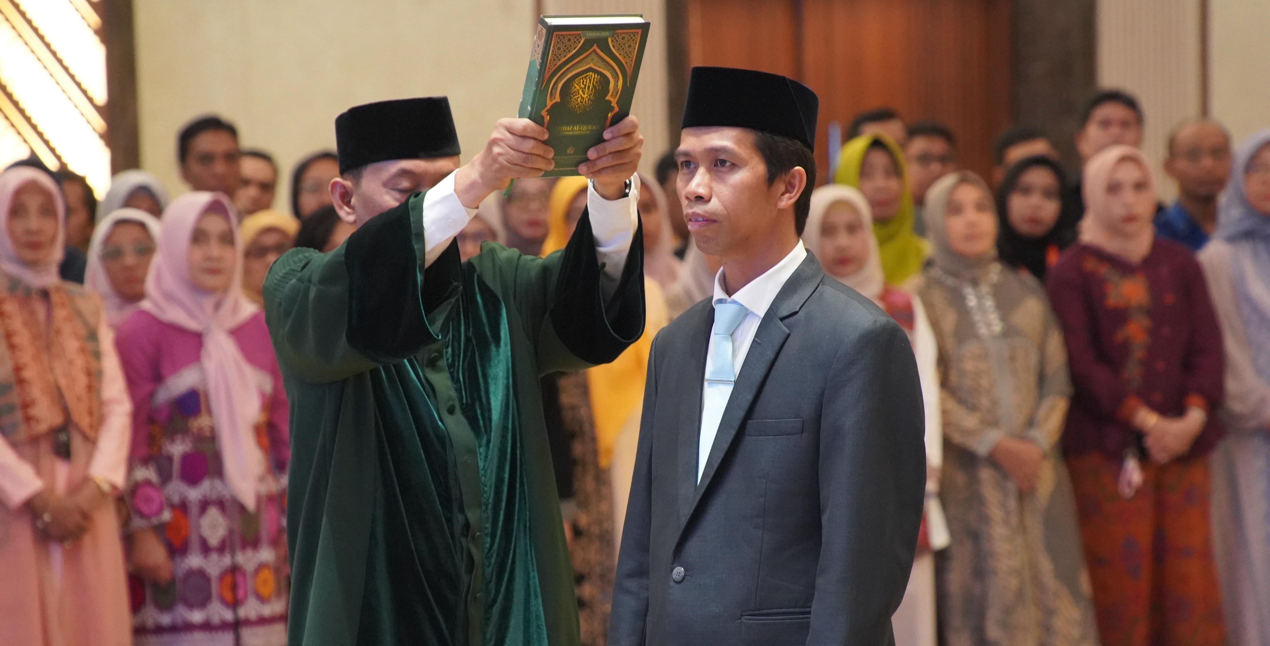 Prof Sukardi saat diambil sumphanya sebagai Rektor Unram 2026-2030  di Lantai II Kemendiktisaintek, Selasa (10/3). Prof Sukardi resmi dilantik Mendiktisaintek sebagai Rektor Unram 2026-2030.