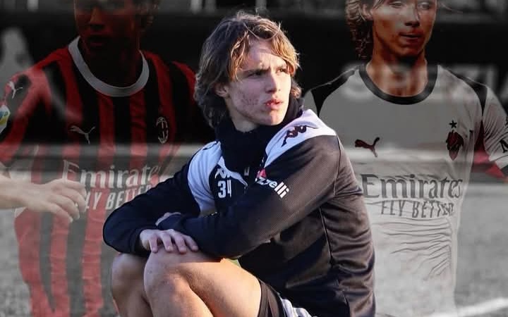 Pemain muda AC Milan yang tengah dalam masa peminjaman Christian Comotto. 
