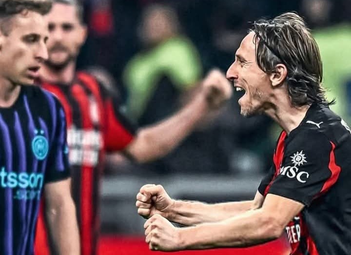 Gelandang AC Milan Luka Modric meluapkan kegembiraan usai melumat Inter Milan 1-0.