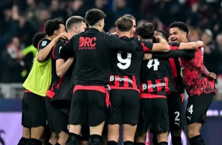 Para pemain AC Milan berpelukan. 