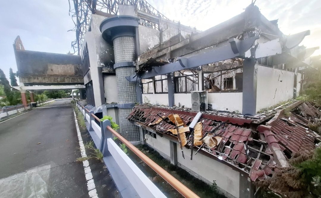 Gedung DPRD NTB yang terbakar pada Agustus 2025 ini akan segara dirobohkan. Prosesnya menunggu hasil lelang di Kantor Pelayanan Kekayaan Negara dan Lelang (KPKNL). 