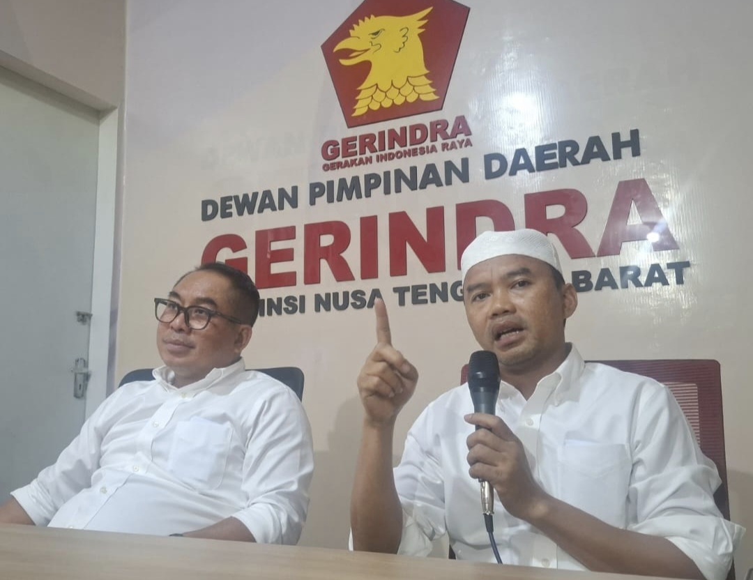 Bendahara DPD Gerindra NTB Lalu Wirajaya (kanan) dan Ketua OKK DPD Gerindra NTB Sudirsah Sujanto (kiri) kembali membantah isu tentang pergantian ketua DPD Gerindra NTB, Senin (9/3). 