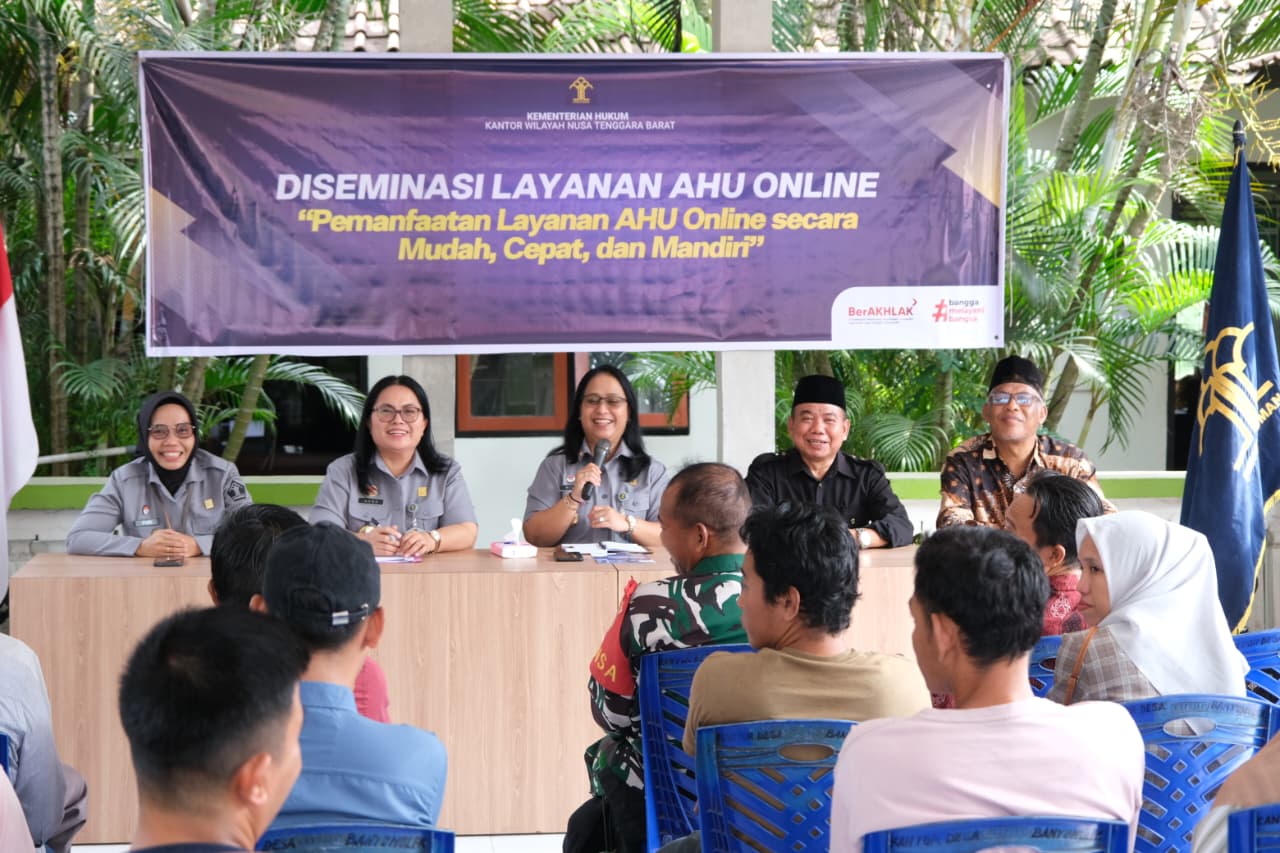 Kepala Kanwil Kemenkum NTB, I Gusti Putu Milawati (tengah) bersama Kepala Desa Banyumulek Jamaludin dan jajaran saat sosialisasi AHU Online kepada pelaku UMKM di Kantor Desa Banyumulek.