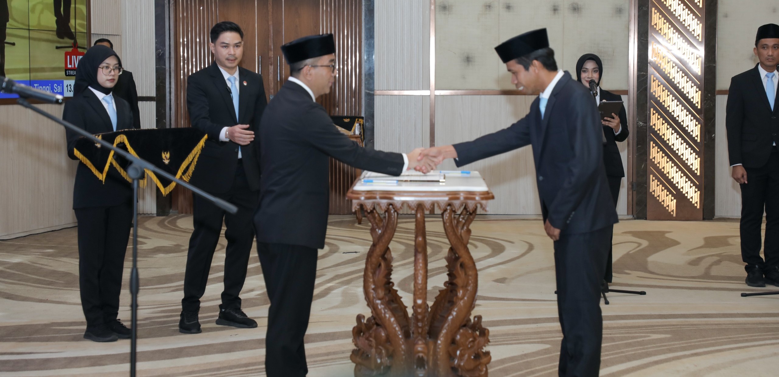 Prof Sukardi (kanan) bersalaman dengan Mendiktisaintek usai dilantik menjadi Rektor Unram 2026-2030 di Gedung Graha Diktisaintek, Lantai II Kemendiktisaintek, Selasa (10/3).