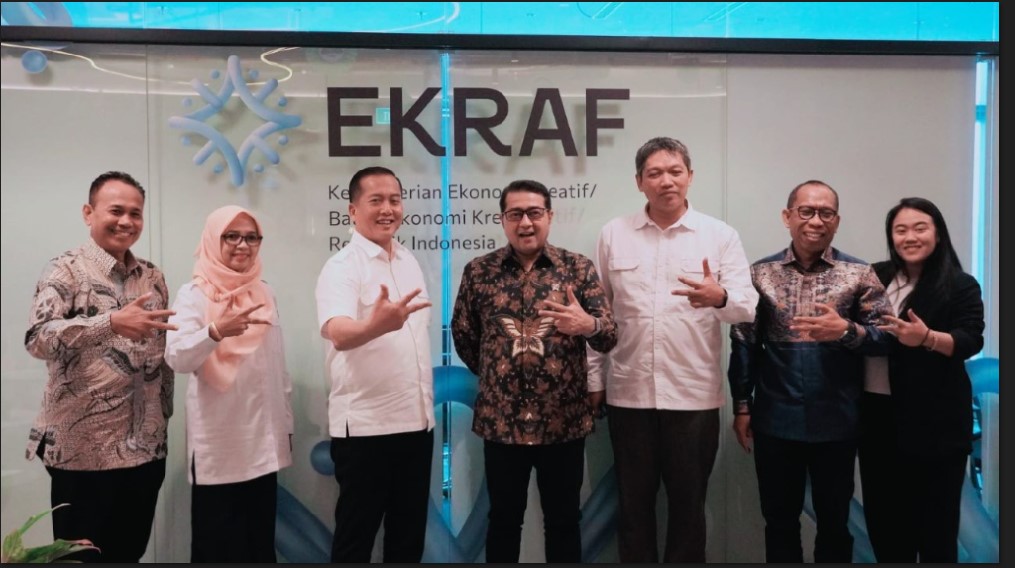 EKONOMI KREATIF: Menekraf RI Teuku Riefky Harsya dan Gubernur NTB Lalu Muhamad Iqbal didampingi Kepala Diskominfotik NTB, Kepala Dinas Pariwisata NTB, dan Kepala Bappeda NTB saat pertemuan di Jakarta.