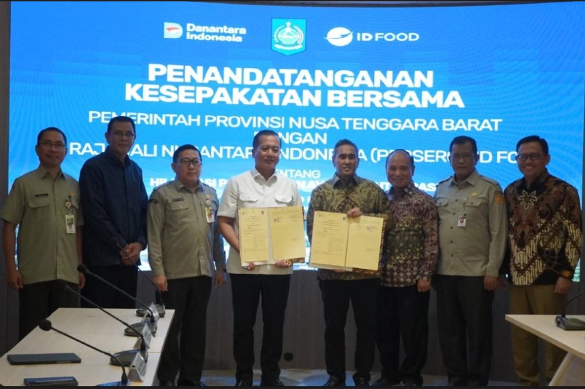 INDUSTRI: Gubernur NTB Lalu Muhamad Iqbal (empat dari kiri) dan Dirut ID FOOD Ghimoyo saat penandatanganan MoU di Gedung PT Rajawali Nusantara Indonesia, kawasan Mega Kuningan, Jakarta, Senin (9/3).