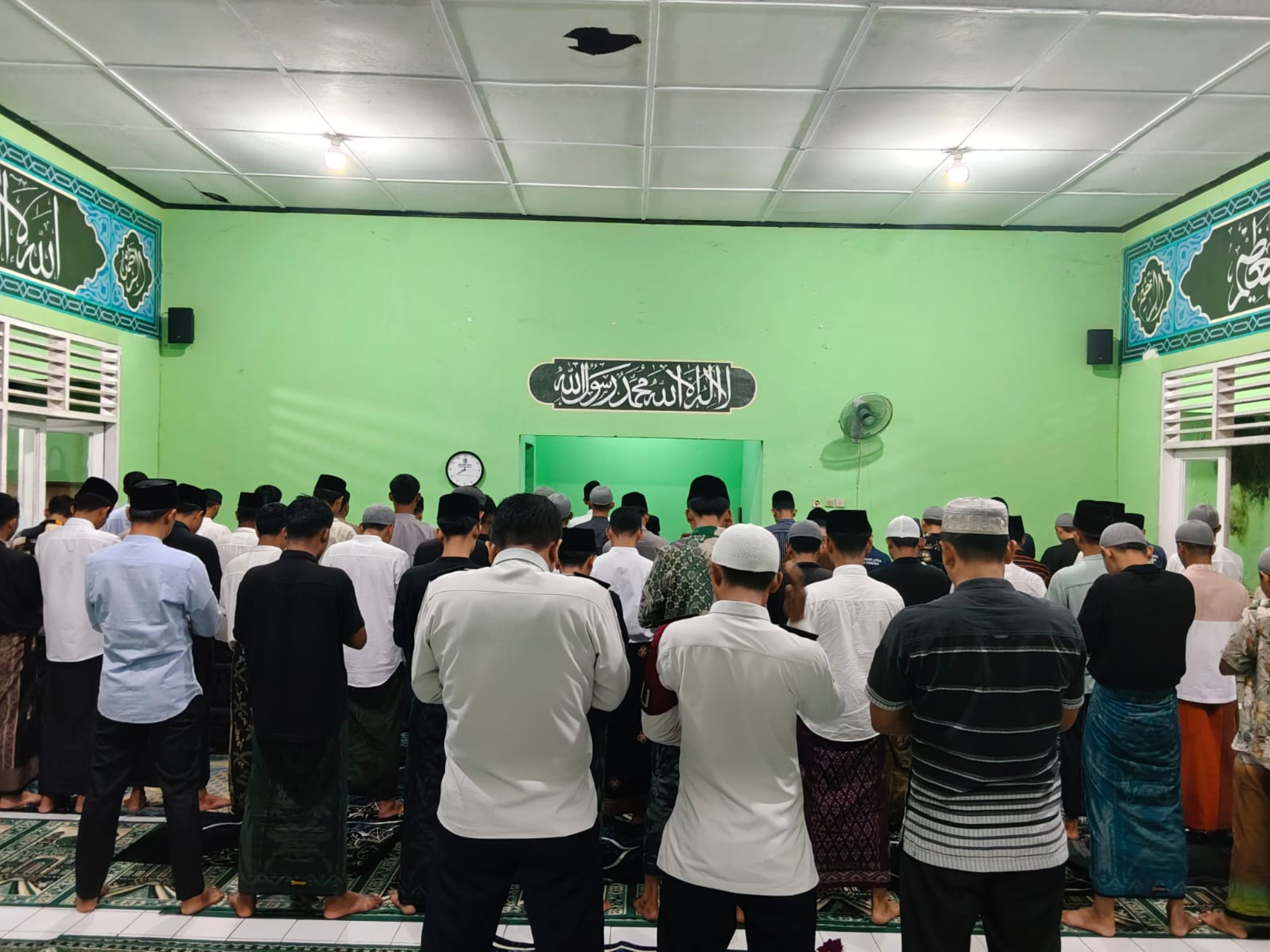 Puluhan anak binaan LPKA Lombok Tengah solat berjamaah di musola setempat, Desa Selebung, Batukliang, Lombok Tengah, Selasa (10/3).