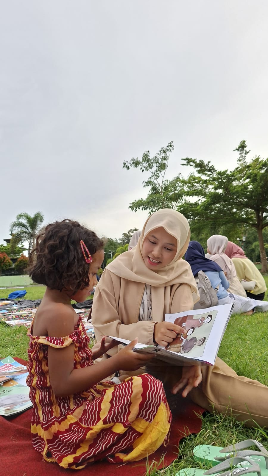 BACA BUKU: Pengunjung Taman Rinjani Selong membaca buku pada kegiatan Ngabubook Read yang digelar komunitas literasi di Lotim.