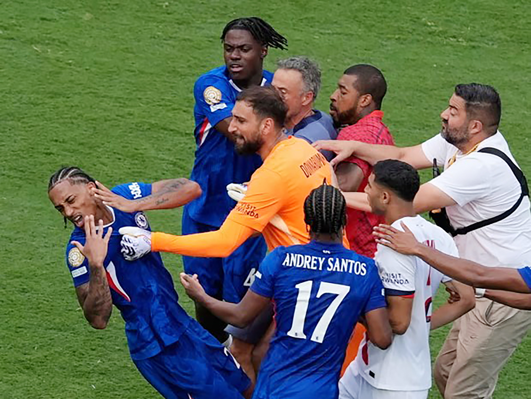 Jo&atilde;o Pedro (kiri) menjadi pusat keributan yang melibatkan pelatih Paris Saint-Germain, Luis Enrique, setelah final Piala Dunia Antarklub. (Pamela Smith/AP)