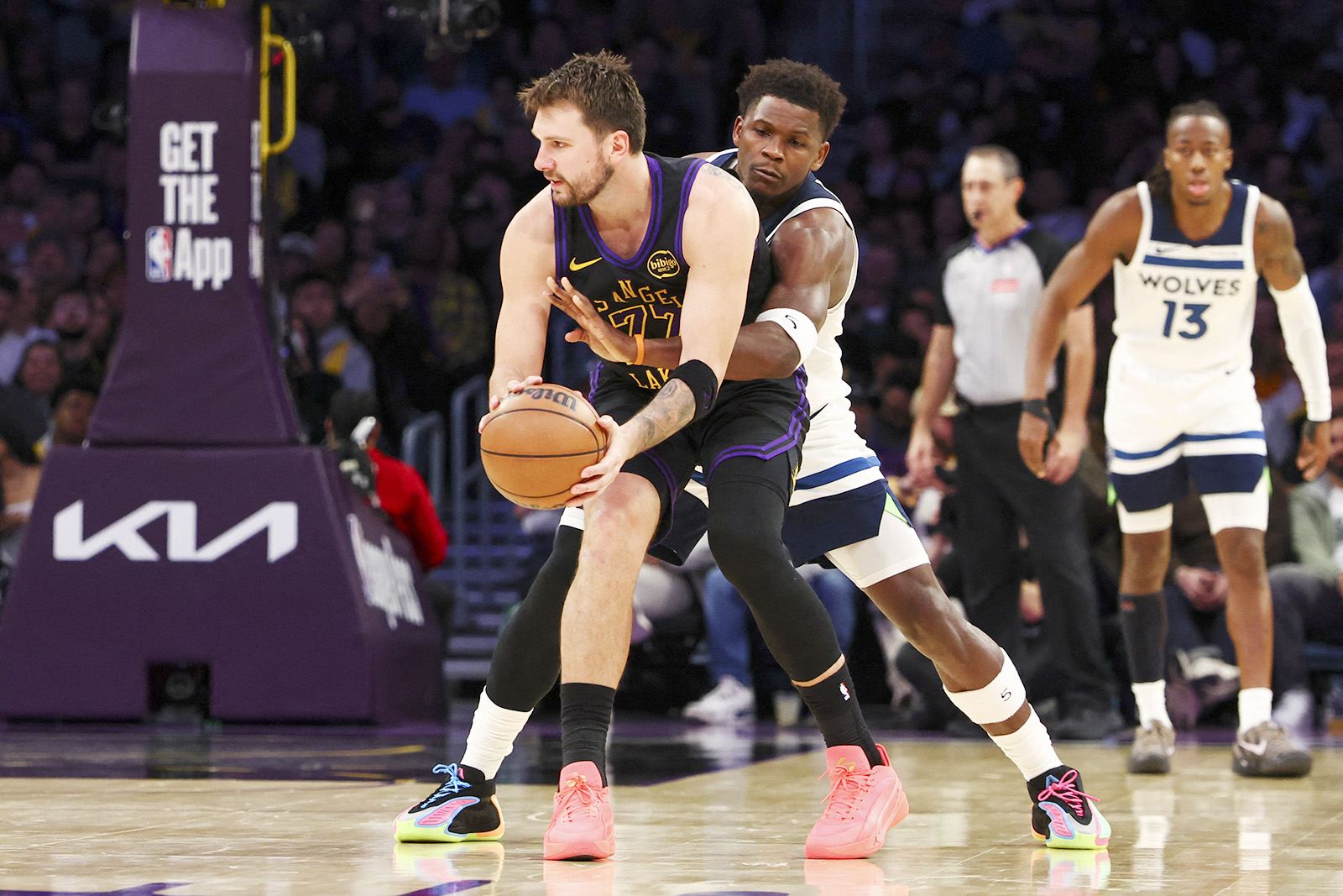 Luka Dončić menggiring bola di bawah penjagaan Anthony Edwards dari Minnesota Timberwolves pada paro kedua pertandingan di Crypto.com Arena. (Melina Pizano/Getty Images/AFP)
