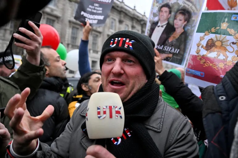 Stephen Yaxley-Lennon, yang dikenal sebagai Tommy Robinson, menghadiri aksi protes menentang pemerintah Iran di London, Inggris, pada 11 Januari 2026. (Dok. Chris J Ratcliffe/Reuters)