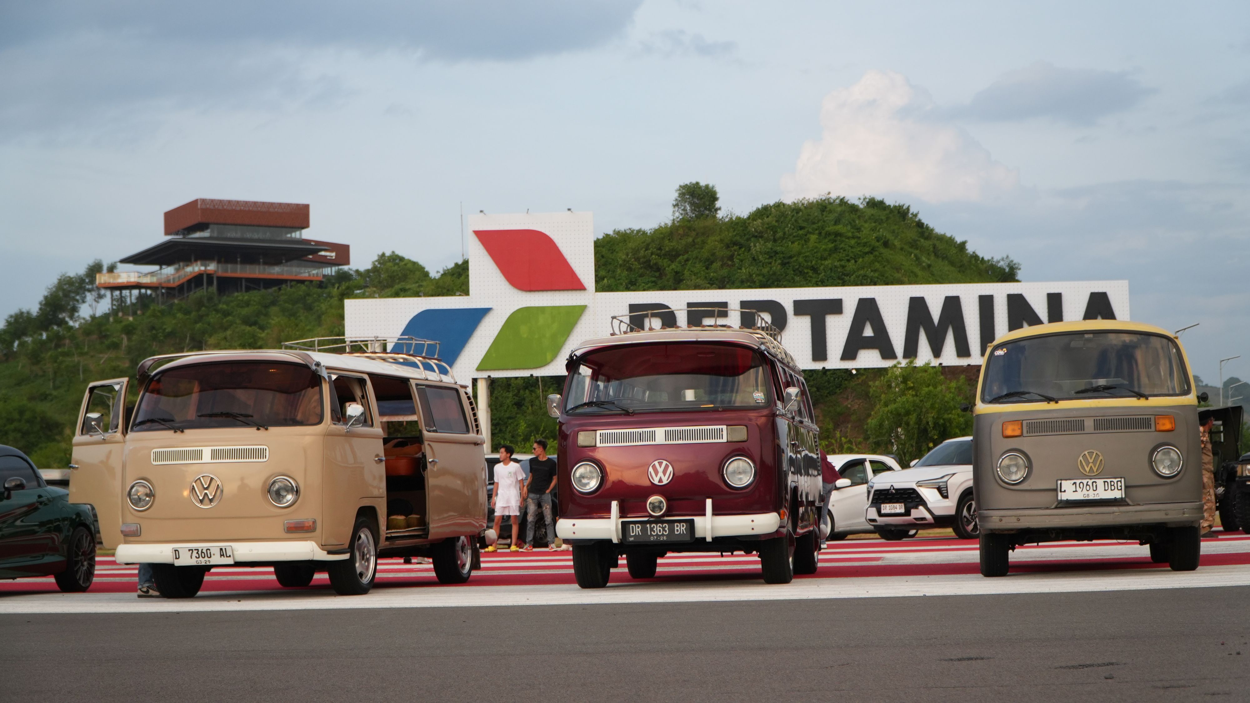 Puluhan kendaraan dari berbagai merek dan generasi, mulai dari mobil klasik hingga mobil keluaran terbaru, berjajar rapi di area T10. Sirkuit Internasional Mandalika, Senin (9/3).