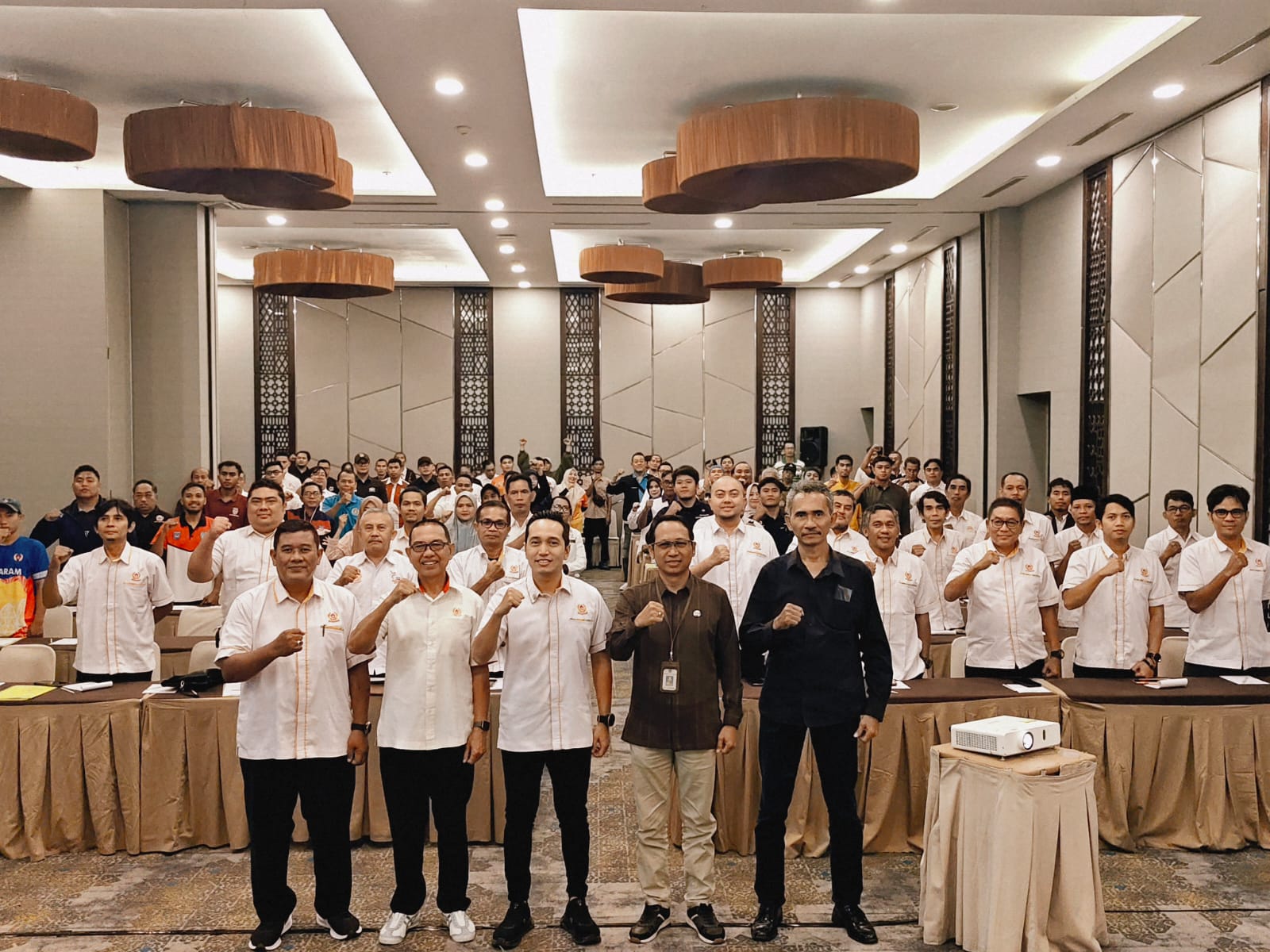 Ketua KONI Mataram Firadz Pariska bersama Kepala Dispora Mataram Lalu Samsul Adnan usai pembukaan Rakerkot KONI Mataram.