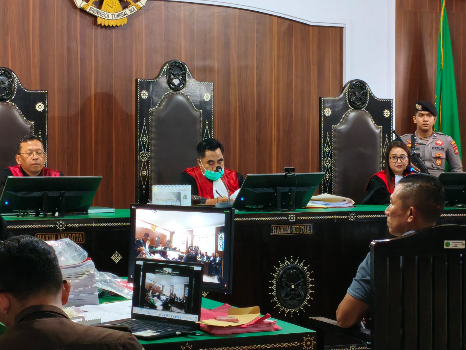 BERSAKSI: Orang tua Ni Made Vaniradya Puspa Nitra memberikan keterangan di PN Mataram, Selasa (10/3).