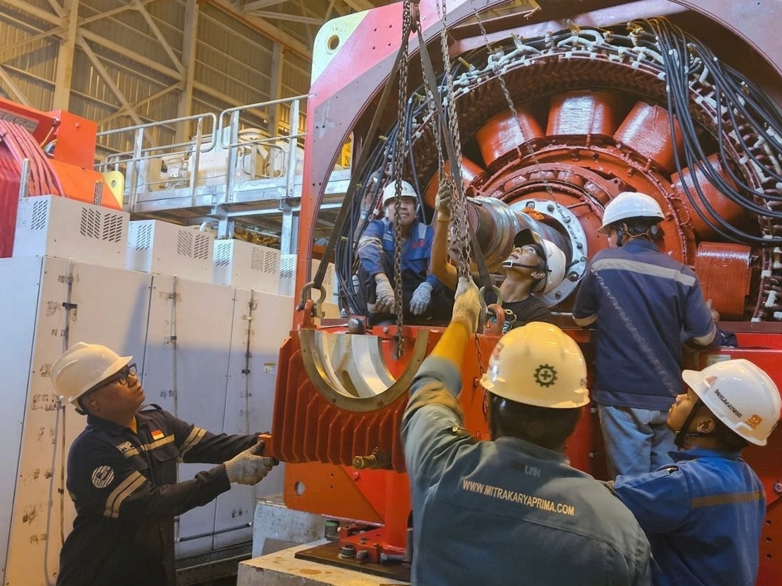Petugas PLN UPK Tambora untuk mengoptimalkan operasi PLTMG Bima Unit 2 untuk memperkuat keandalan sistem kelistrikan. 