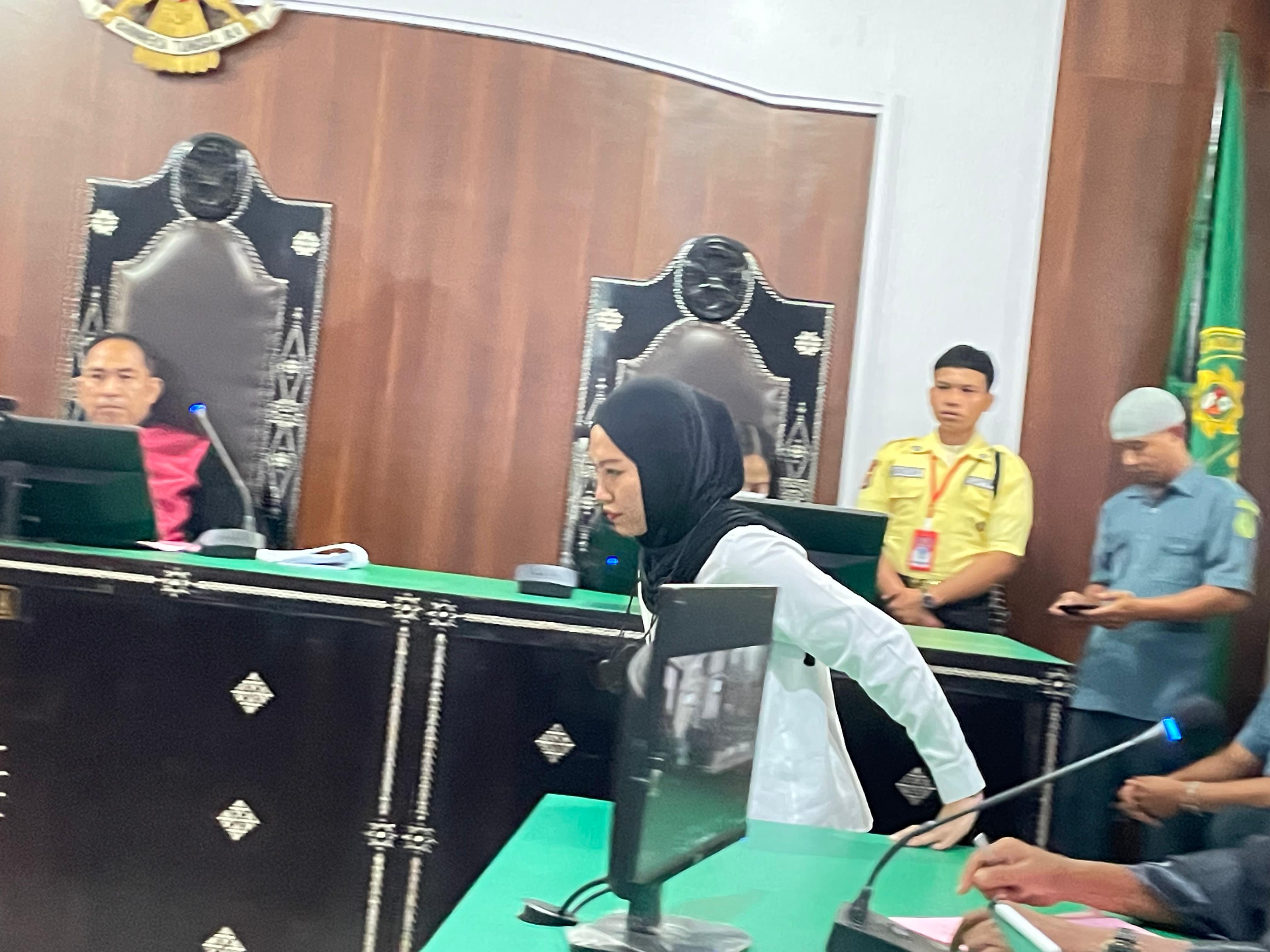 KEBERATAN DITOLAK: Terdakwa Brigadir Rizka Sintiani berjalan ke luar persidangan usai menjalani sidang di PN Mataram, Selasa (10/3).  