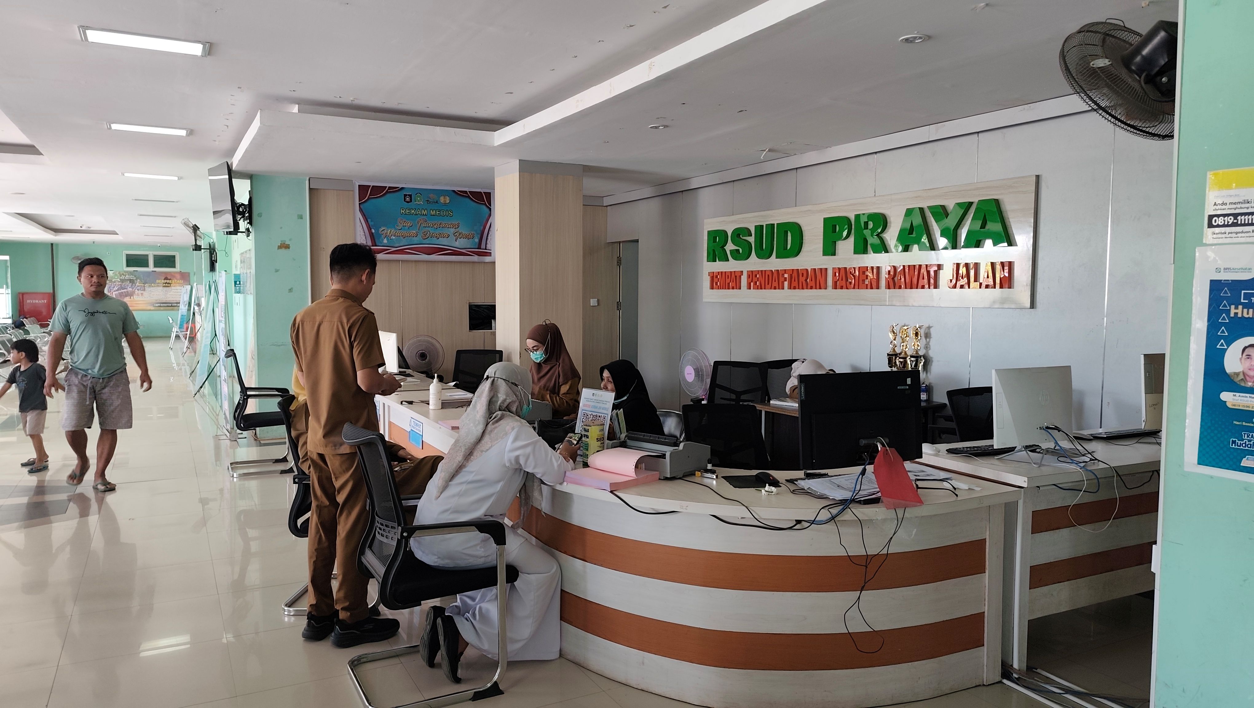 Suasana lobi yang tampak lengang dari kunjungan keluarga pasien di RSUD Praya, Lombok Tengah, Selasa (10/5).