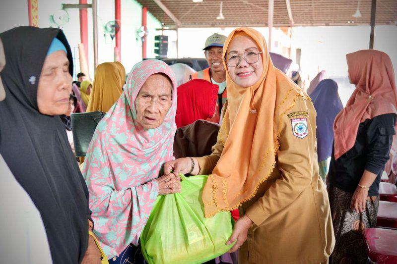 BANTUAN: Wabup KSB Hanipah menyerahkan bantuan paket sembako, Selasa (10/3).