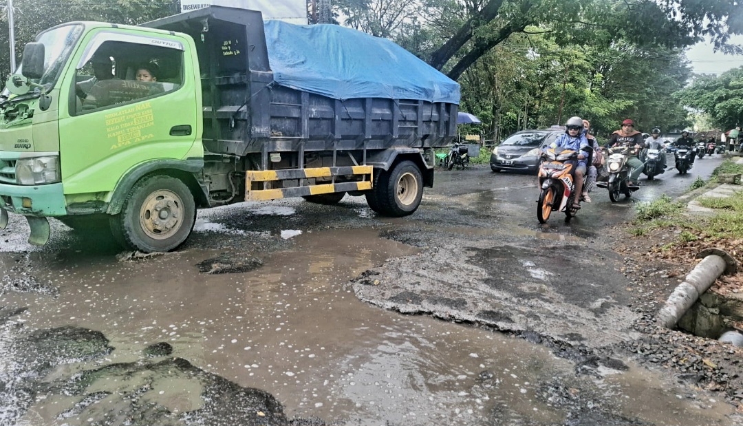 Jalur ruas Praya-Keruak, persisnya di sisi Taman Biao, Kota Praya, masih rusak dan bergelombang. DPRD NTB mendesak perbaikan darurat menjelang masa arus mudik Lebaran 2026.